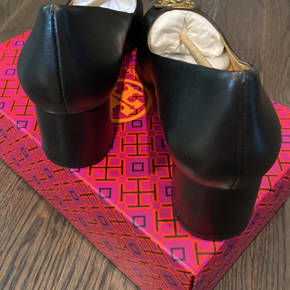 New TORY BURCH Benton Logo Medallion Pump NIB - Picture 6 of 13